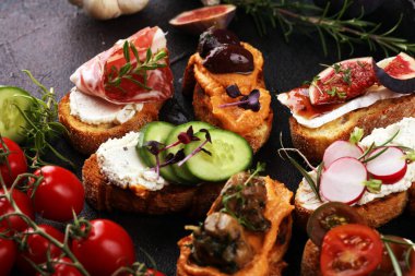 Çeşitli malzemelerle çeşitli bruschetta. İştah açıcı bruschetta