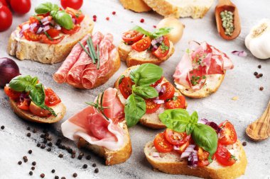 Çeşitli malzemelerle çeşitli bruschetta. İştah açıcı bruschetta