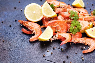 Ham taze karides Langostino Austral. limon ile deniz ürünleri karides bir