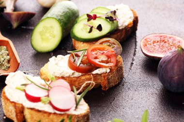 Çeşitli malzemelerle çeşitli bruschetta. İştah açıcı bruschetta