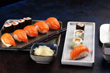 sashimi suşi yemek çubukları ve soya - suşi ro ile yakın çekim