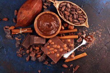 Çikolata bar parçaları ve eriyen girdap kakao. Tatlı gıda fotoğraf c