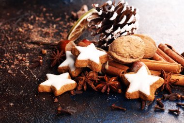 Noel kurabiyesi pişiriyorum. Tipik tarçın yıIdızları fırını.