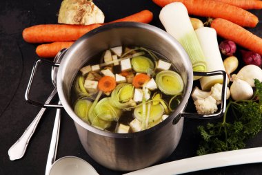 Havuçlu çorba, soğanlı çeşitli taze sebzeler...