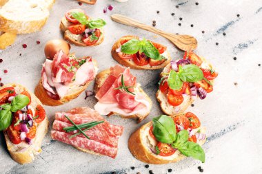 Çeşitli malzemelerle çeşitli bruschetta. İştah açıcı bruschetta