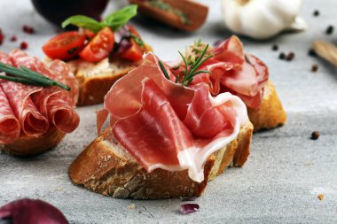 Çeşitli malzemelerle çeşitli bruschetta. İştah açıcı bruschetta