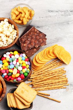 Tuzlu atıştırmalıklar. Kraker, cips, kraker, ahşap kaseler ve kraker.