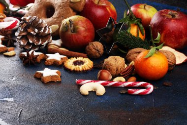 Noel kurabiyeleri ve Noel Baba 'nın içinde casuslar, fındıklar ve meyveler vardı.