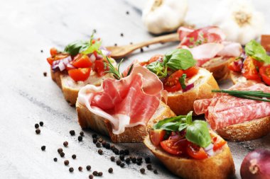 Çeşitli malzemelerle çeşitli bruschetta. İştah açıcı bruschetta