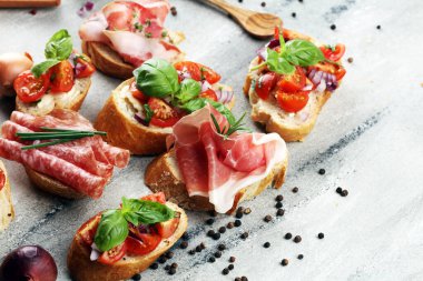 Çeşitli malzemelerle çeşitli bruschetta. İştah açıcı bruschetta