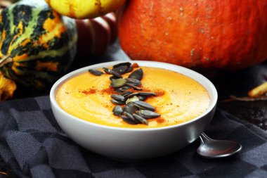 Krem ve kabak çekirdeği ile kavrulmuş kabak ve havuç çorbası 