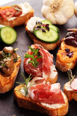 Çeşitli malzemelerle çeşitli bruschetta. İştah açıcı bruschetta