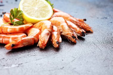 Ham taze karides Langostino Austral. limon ile deniz ürünleri karides bir