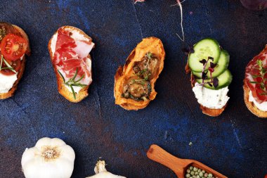 Çeşitli malzemelerle çeşitli bruschetta. İştah açıcı bruschetta