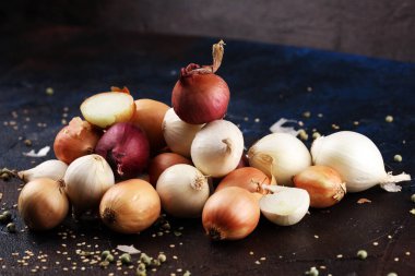 rustik masada farklı soğan