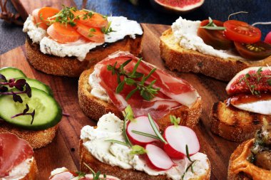 Çeşitli malzemelerle çeşitli bruschetta. İştah açıcı bruschetta