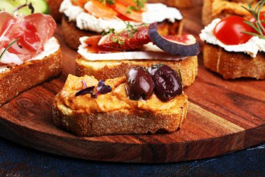 Çeşitli malzemelerle çeşitli bruschetta. İştah açıcı bruschetta