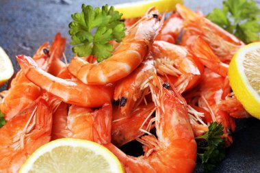 Ham taze karides Langostino Austral. limon ile deniz ürünleri karides bir