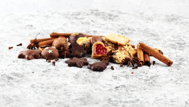 Kırsal masada casuslar, fındıklar ve meyveli Noel kurabiyeleri.