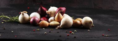 rustik masada farklı soğan