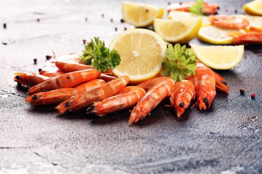 Ham taze karides Langostino Austral. limon ile deniz ürünleri karides bir