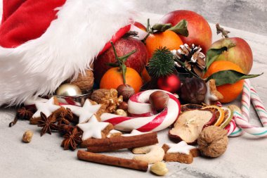 Noel kurabiyeleri ve Noel Baba 'nın içinde casuslar, fındıklar ve meyveler vardı.