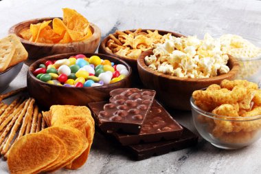 Tuzlu atıştırmalıklar. Kraker, cips, kraker, ahşap kaseler ve kraker.