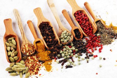 Masada biberli baharatlar. Birlikte yemek ve yemek malzemeleri.