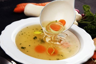 Havuçlu çorba, soğanlı çeşitli taze sebzeler...