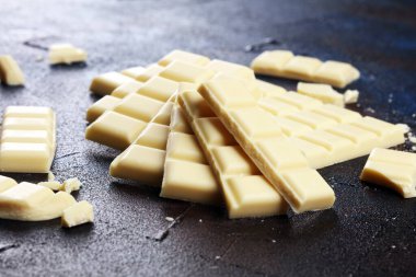 Kırık beyaz çikolata ve kakao. Beyaz çikolata parçaları. 