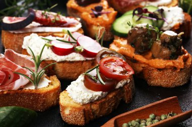 Çeşitli malzemelerle çeşitli bruschetta. İştah açıcı bruschetta