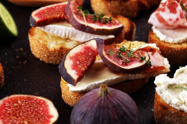 Çeşitli malzemelerle çeşitli bruschetta. İştah açıcı bruschetta