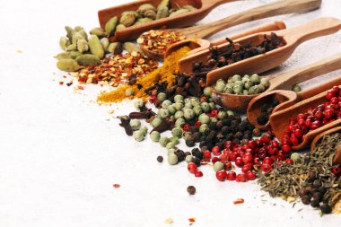 Masada biberli baharatlar. Birlikte yemek ve yemek malzemeleri.