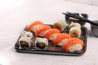 sashimi suşi yemek çubukları ve soya - suşi ro ile yakın çekim