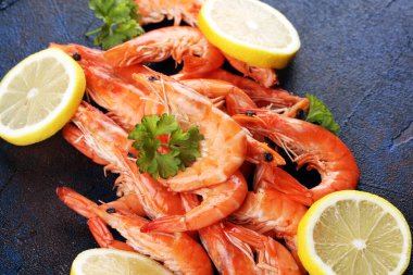 Ham taze karides Langostino Austral. limon ile deniz ürünleri karides bir