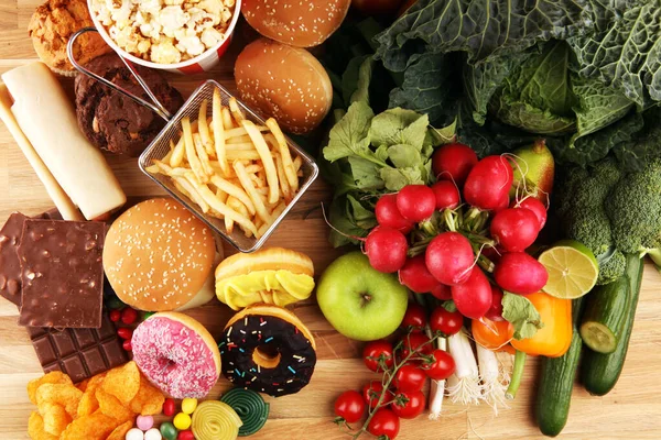 Alimentos saludables o poco saludables. Concepto de foto de salud y malestar — Foto de Stock