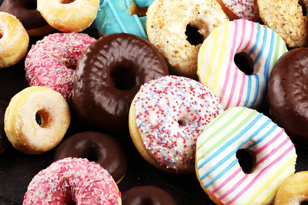 Beignets dans différentes glaçures au chocolat — Photo