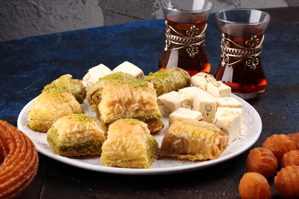 Baklava auf dem Tisch. Nahöstliche oder arabische Gerichte. Türkische desse — Stockfoto