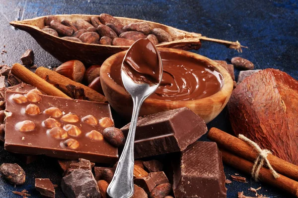Barra di cioccolato pezzi e fusione vortice di cacao. Dolce cibo foto c — Foto Stock