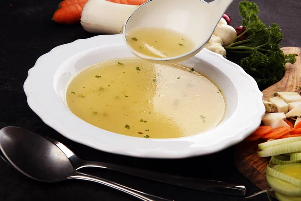 Supă cu morcovi, ceapă diverse legume proaspete într-o oală - c — Fotografie, imagine de stoc