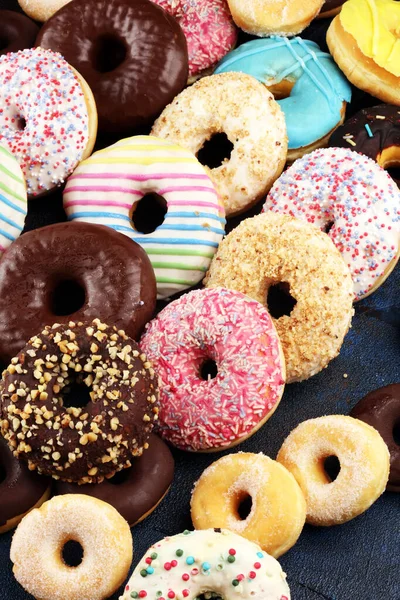 Çikolata ile farklı camların içinde Donuts — Stok fotoğraf