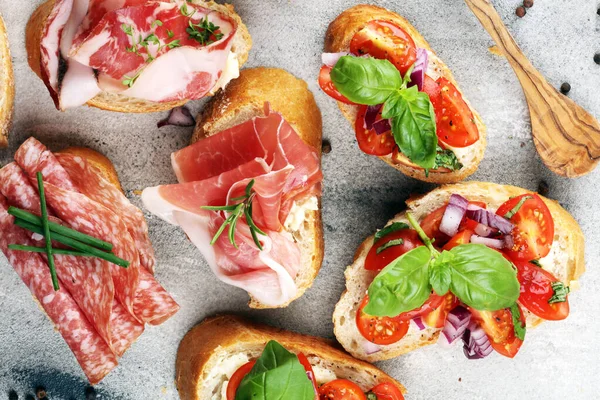 Válogatott bruschetta különböző feltétekkel. Bátorító bruschetta — Stock Fotó