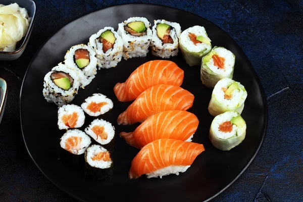 Nahaufnahme von Sashimi-Sushi-Set mit Essstäbchen und Soja - Sushi ro — Stockfoto