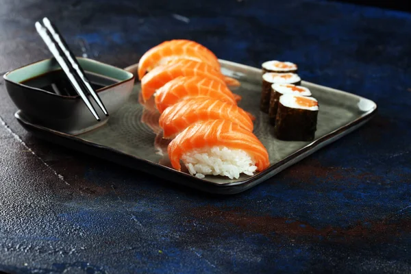 Nahaufnahme von Sashimi-Sushi-Set mit Essstäbchen und Soja - Sushi ro — Stockfoto