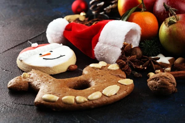 Vánoční cukroví a Santa měl se špiony, ořechy a ovoce na — Stock fotografie