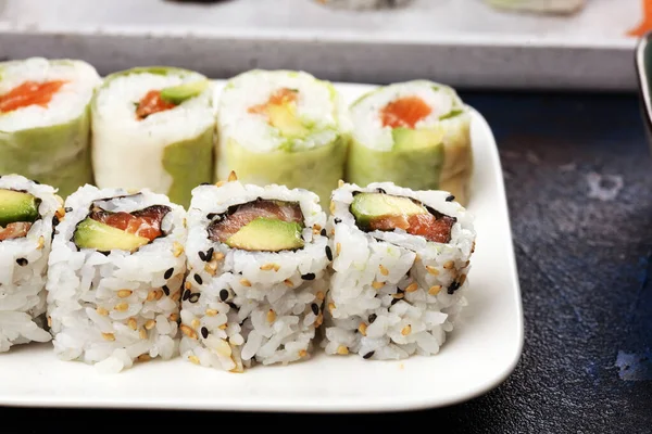 Nahaufnahme von Sashimi-Sushi-Set mit Essstäbchen und Soja - Sushi ro — Stockfoto