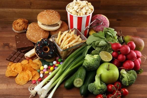 Hälsosam eller ohälsosam mat. Begreppet foto av friska och ohälsa — Stockfoto