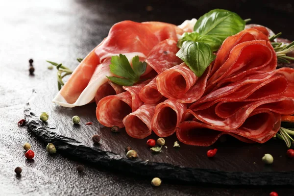 Tagliere in marmo con prosciutto, pancetta, salumi e salsicce — Foto Stock