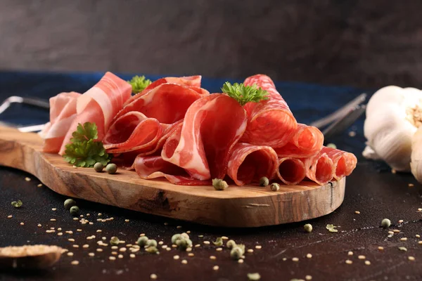 Ételtálca, finom szalámi, coppa, crudo és gyógynövények. Hús (pl) — Stock Fotó