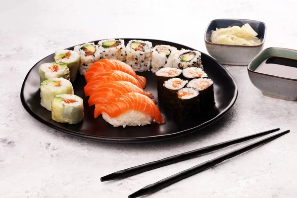Primer plano de sushi sashimi con palillos y soja - sushi ro — Foto de Stock